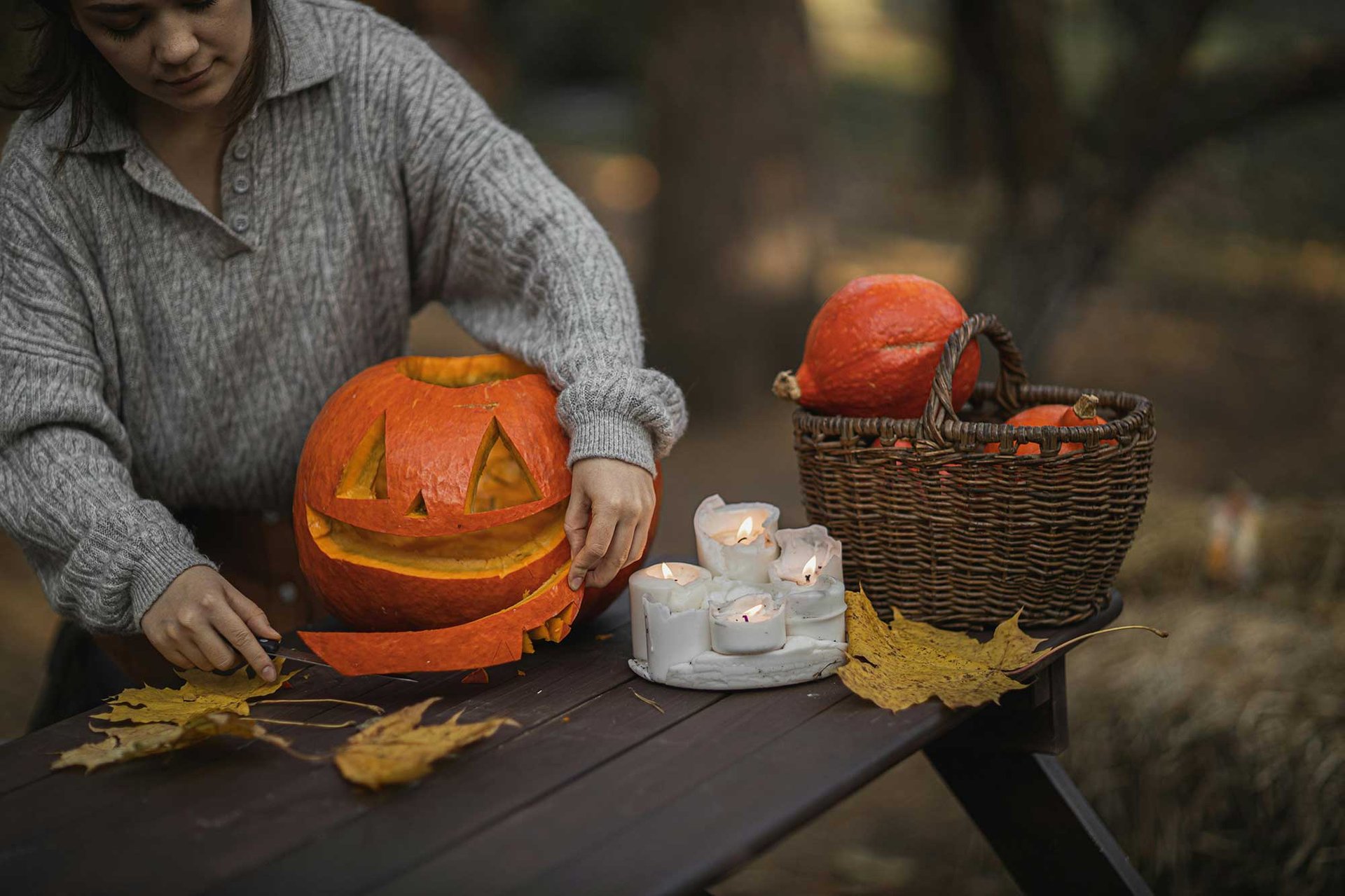 Udskæring af græskar til Halloween